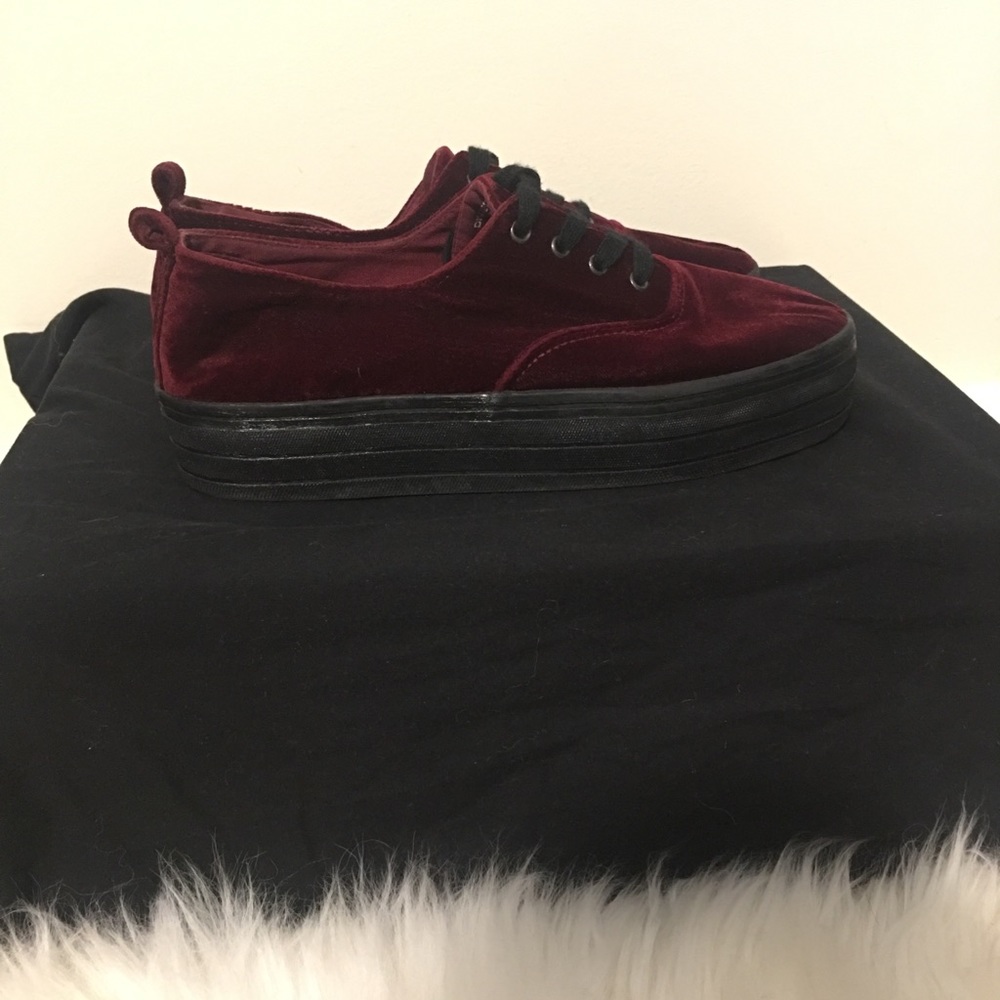 Red Velvet Platform - Picture 4 of 4